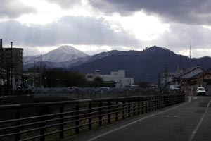 鶴岡市内から金峰山を望む